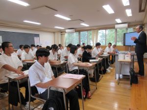 授業を受ける生徒のみなさん A組
