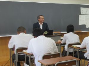 説明を行う秋田県拠点職員