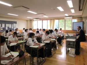 授業を受ける生徒のみなさん B組