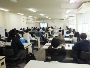 講義を聴講する学生の方々