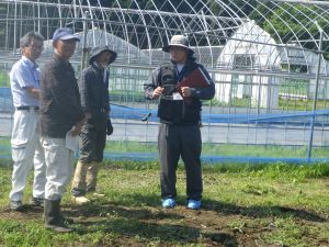 秋田県担当者 右 の説明に熱心に耳をける参加者 左 説明する秋田県拠点職員