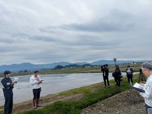 実演会の説明を行う大仙市職員