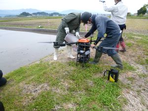 ドローンに種もみを補充する様子