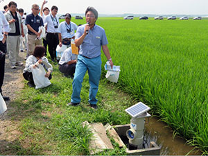 自動水管理装置について説明するメーカー担当者