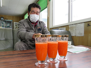 新岡代表と「ふかうら雪人参」だけで作った 絞りたてジュース