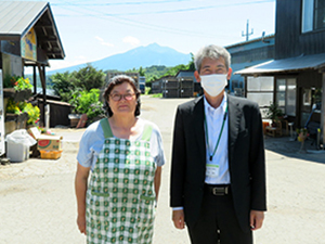 長谷川洋子さん（左）と 木村地方参事官（右）