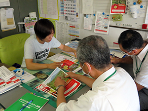 津川取締役（左）との意見交換する拠点職員