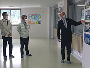 処理施設棟での説明の様子