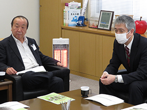 山中代表理事組合長（左）と齋藤地方参事官（右