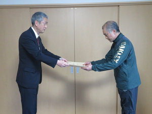 表彰状授与 齋藤参事官（左）、福士浩樹さん（右）