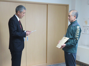 祝辞を述べる齋藤参事官（左）