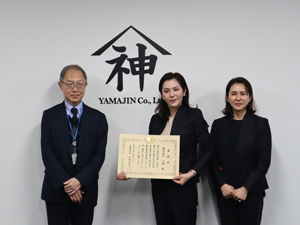 穐元美幸専務取締役本部長（中央）八桁恵美常務取締役（右）、渡辺経営・事業支援部長（左）