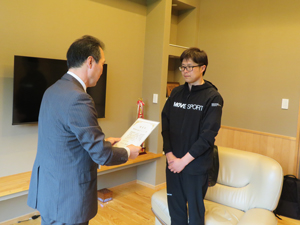 県拠点担当から交付を受ける阿見年典常務取締役