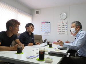 （左から）野崎マネージャー、岡山代表と 齋藤地方参事官の意見交換