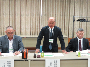 挨拶する山﨑会長