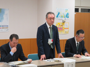 説明を行う青森県拠点職員