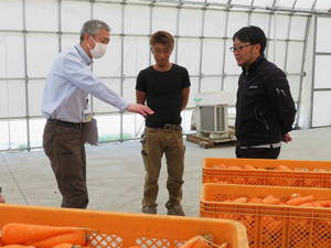 岡山代表（右）から調製工程を確認する 齋藤地方参事官（左）