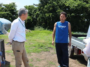 中村泰也氏（右）と意見交換する齋藤地方参事官（左）