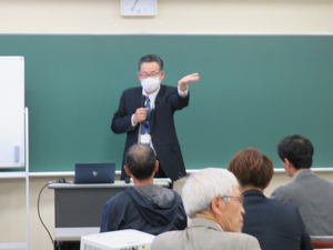 説明を行う青森県拠点職員