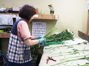 収穫した花は不用な葉を取って 花の数や長さごとに調製