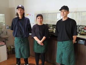 菊池オーナー夫婦とスタッフ（右）