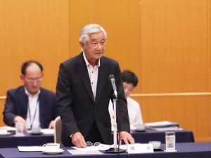 あいさつする福士会長