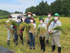 稲刈りに参加した大熊町のみなさん