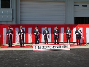 関係者によるテープカット