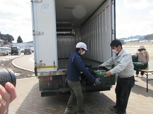 生産者から手渡され荷積みの様子
