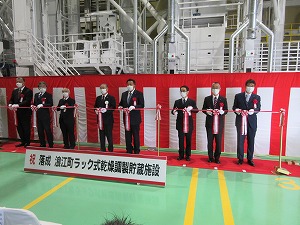関係者によるテープカット
