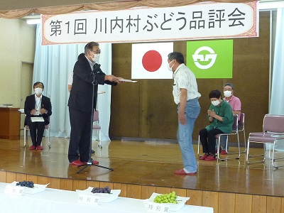 見事に村長賞に輝いた猪狩定一さん
