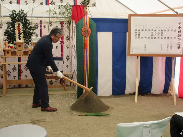 鍬入れをする吉田町長