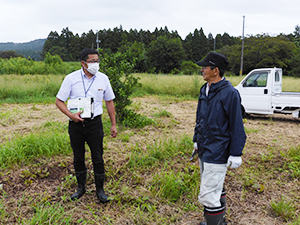 ゆずの生育状況を説明する生産者グル－プ代表