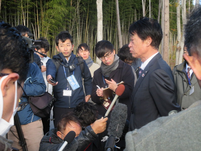 記者会見に応じる山本町長