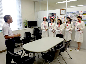 激励する小笠原地方参事官（写真左）