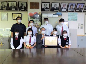 伊藤重幸校長が見守る中で記念撮影