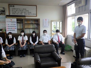 GAPに取り組んでいる安達東高校生徒の皆さんと、クラブ連盟事務局顧問の長南哲也先生（写真右）