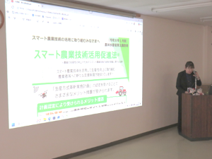 説明する県拠点職員