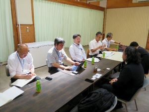 説明を受ける東北農政局職員