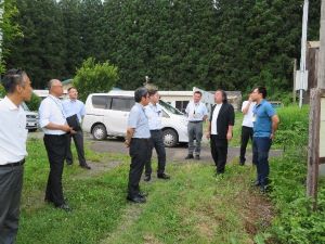 圃場で遠藤代表取締役から説明を受けている様子