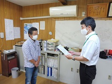 浅沼組合長へ認定証を交付する山口地方参事官