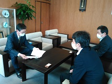 豊沢川土地改良区理事長へ県拠点の概要を説明する山口地方参事官