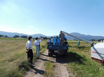 見学する山口参事官