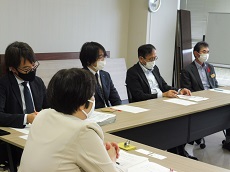 県庁職員　５名