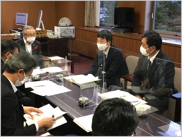金ヶ崎町長に説明を行う風景