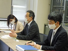 内川生産部長ほか２名