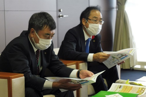 状況説明する八幡平市長