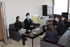 ベアレンと意見交換の様子