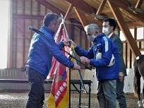 １位の馬に優勝旗授与