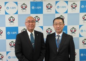 平野町長(左)と島尾地方参事官(右)
